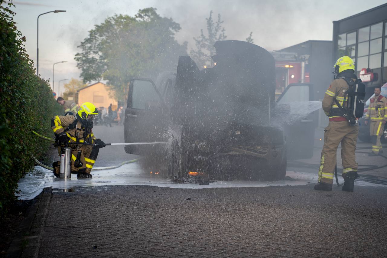Auto vliegt in brand door technisch mankement