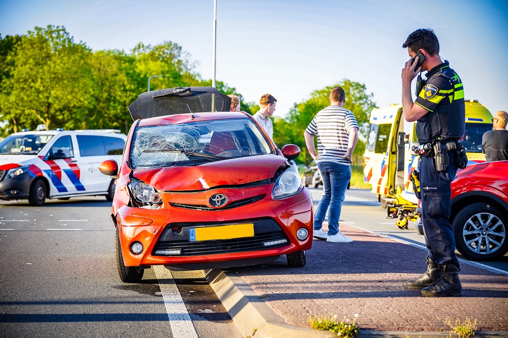 Jongeman ernstig gewond bij aanrijding tussen auto en crossmotor