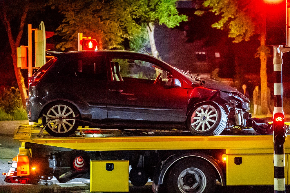 Auto botst tegen boom, gewonde naar ziekenhuis