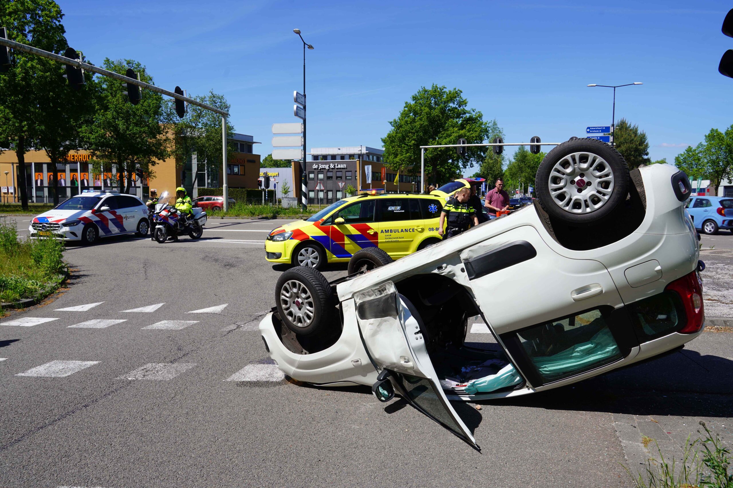 Auto belandt ondersteboven na aanrijding