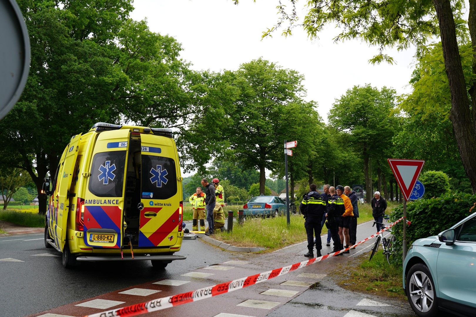 Wielrenner gewond na botsing, fiets in tweeën