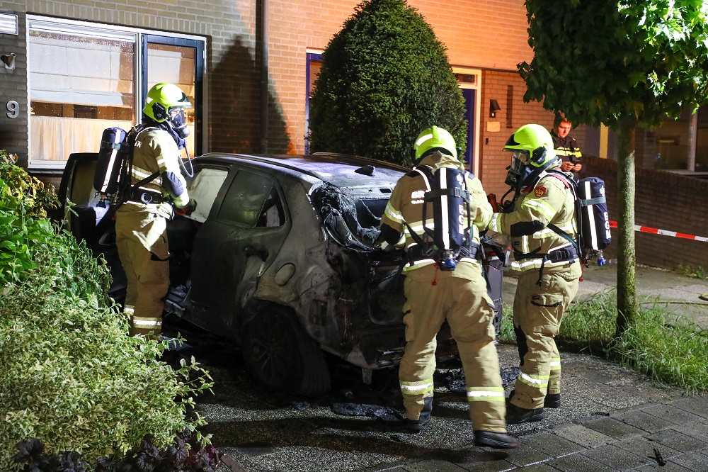 Auto uitgebrand, baby’s in politiewagen opgewarmd