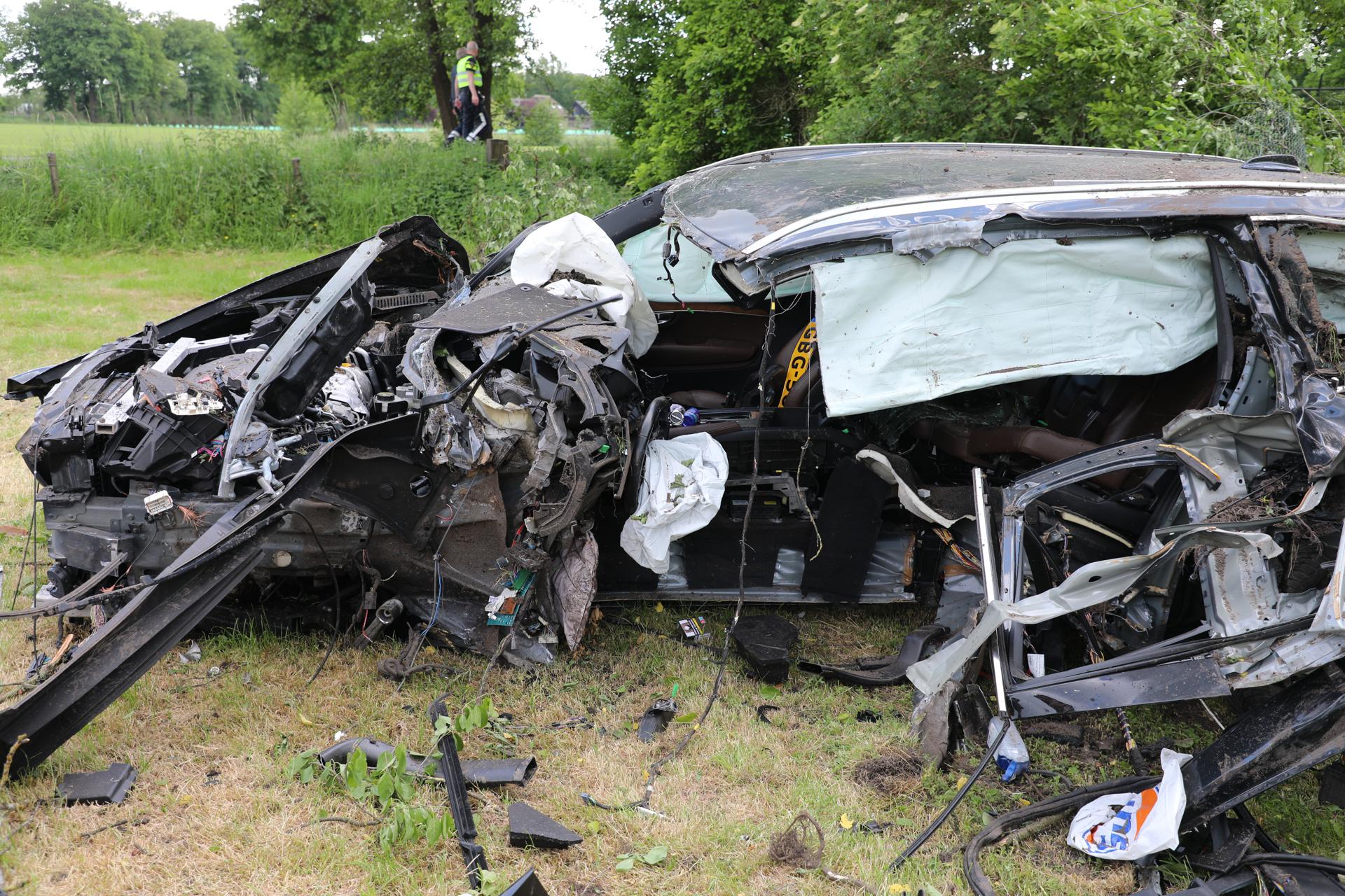 UPDATE: Auto rijdt boom omver en vliegt door tuin, bestuurder ernstig gewond
