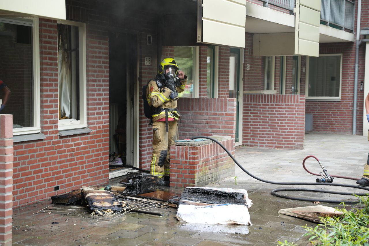 Brandweer redt papegaai bij brand in flatgebouw