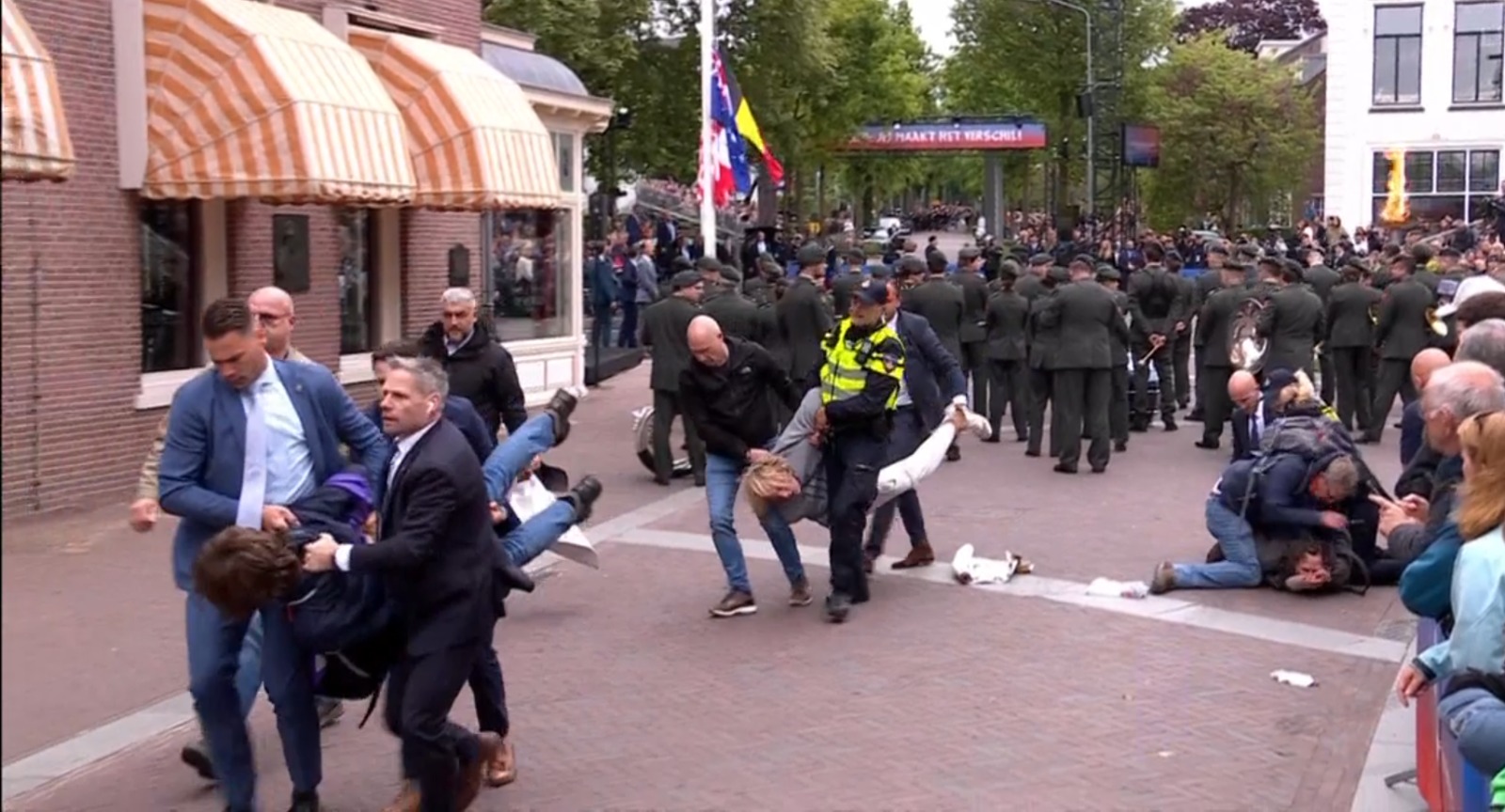 UPDATE: Vijf aanhoudingen na protest tijdens toespraak minister