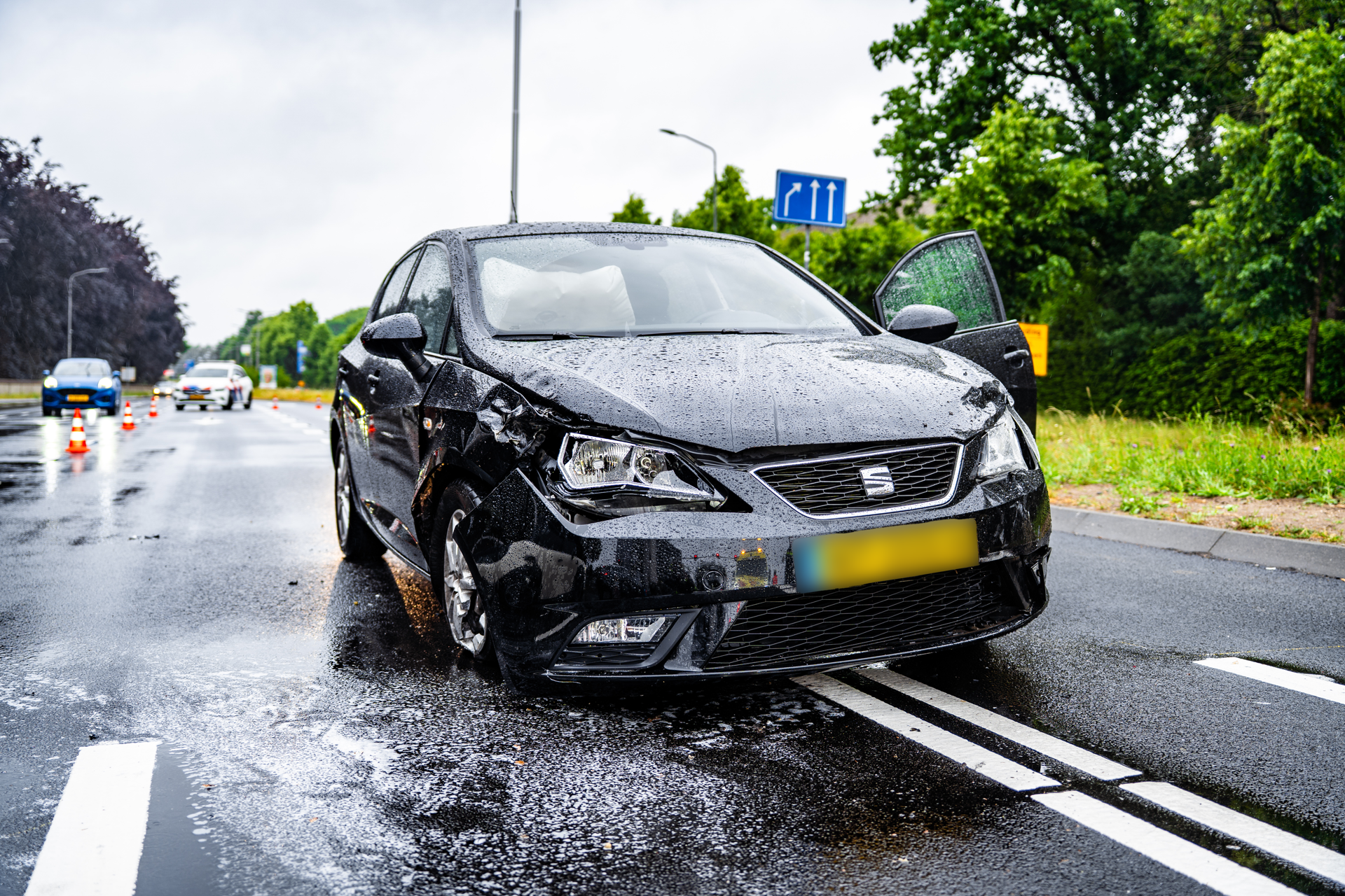 Botsing tussen Tesla en Seat, afslag tijdelijk dicht na schade