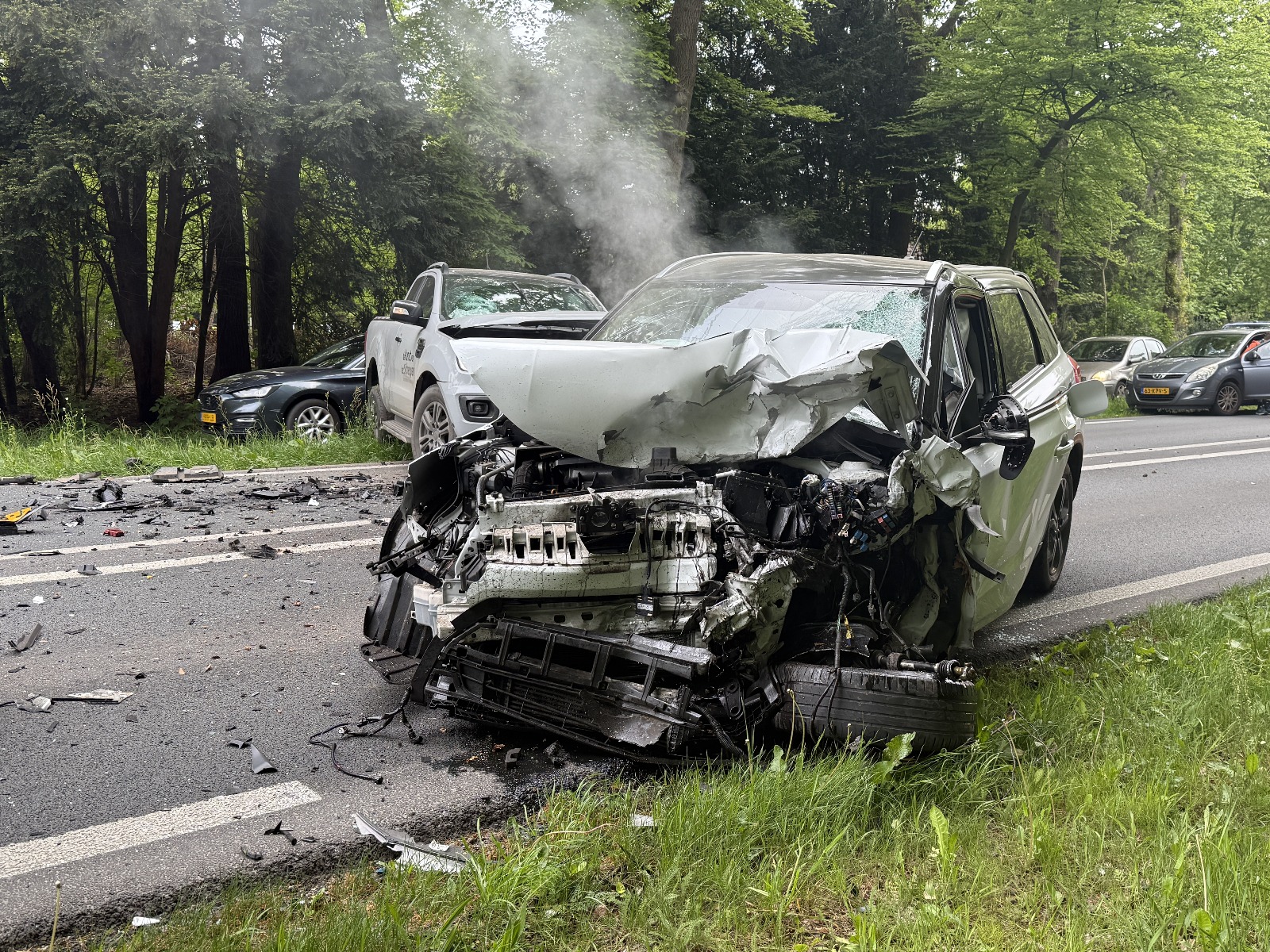 Twee gewonden door frontale botsing, weg urenlang dicht