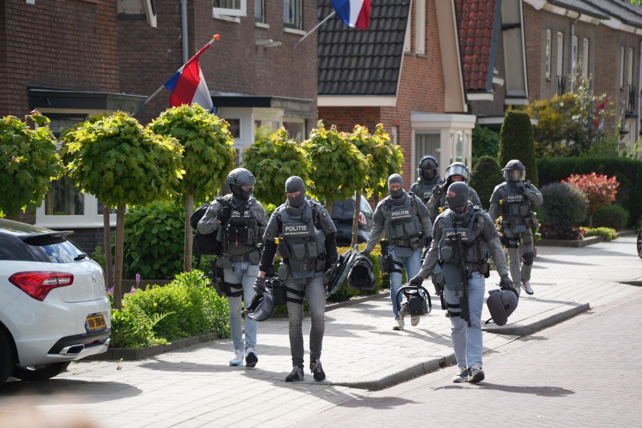 (foto’s en video) Grote politieactie Apeldoorn: DSI valt panden binnen