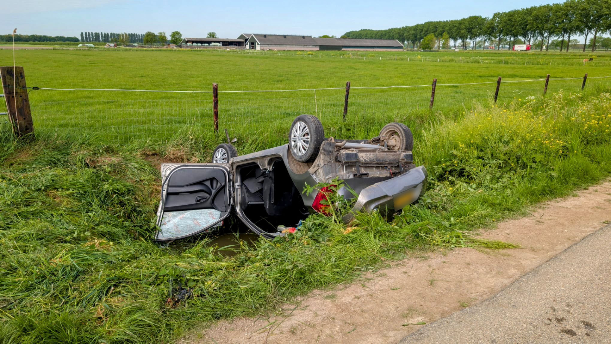 Auto belandt op de kop in de sloot, brandweer bevrijdt bestuurder uit auto