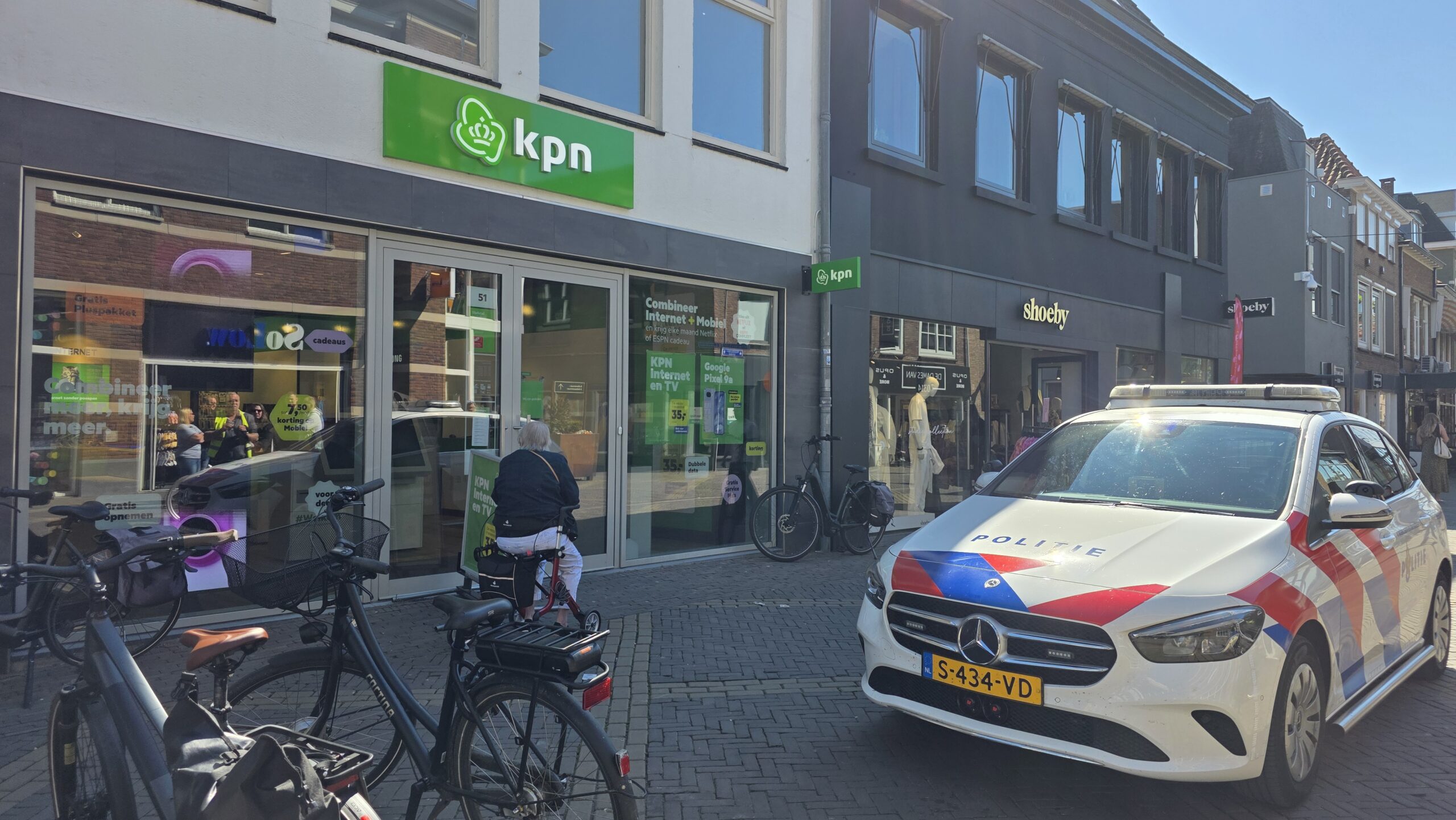 Twee verdachten aangehouden na diefstal bij winkel