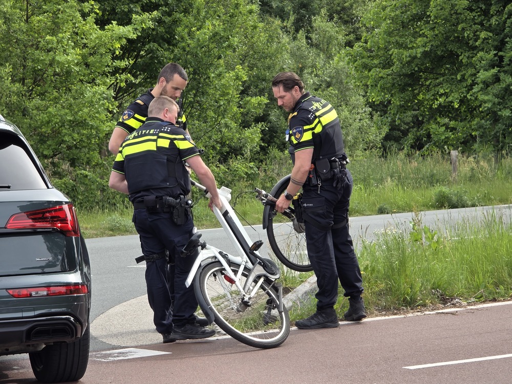 Fiets breekt in twee na aanrijding met auto