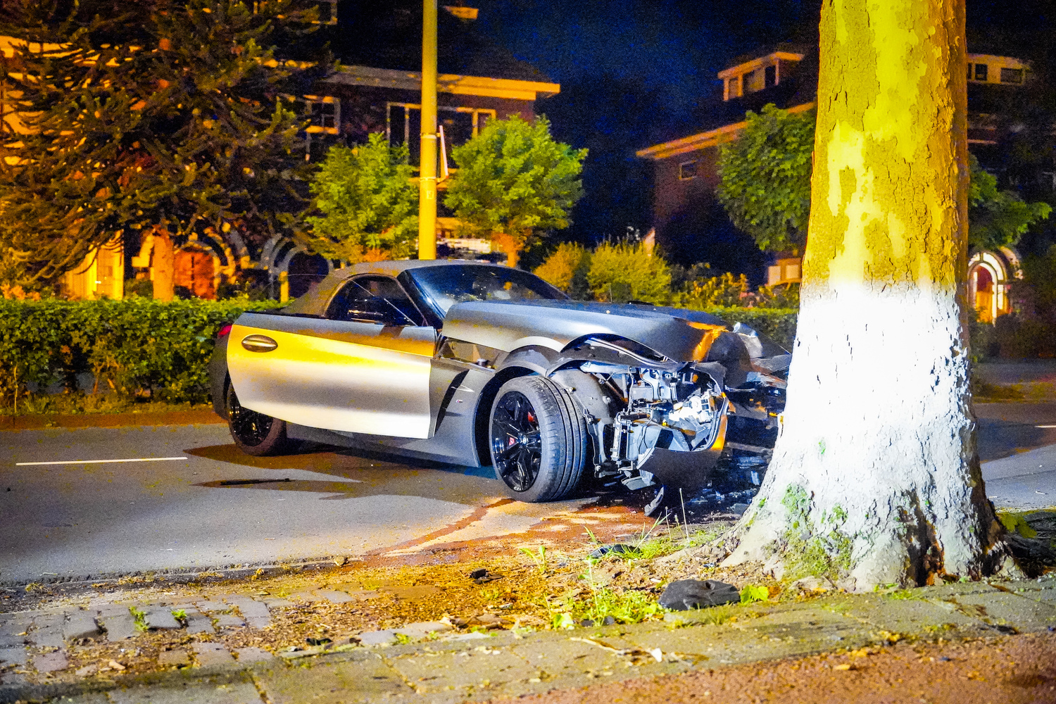 Sportwagen knalt op boom