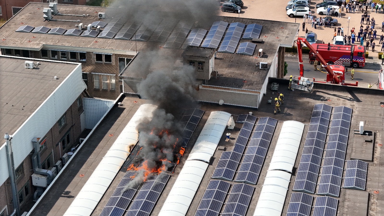 Zonnepanelen op dak in brand, brandweer voorkomt uitbreiding vuur