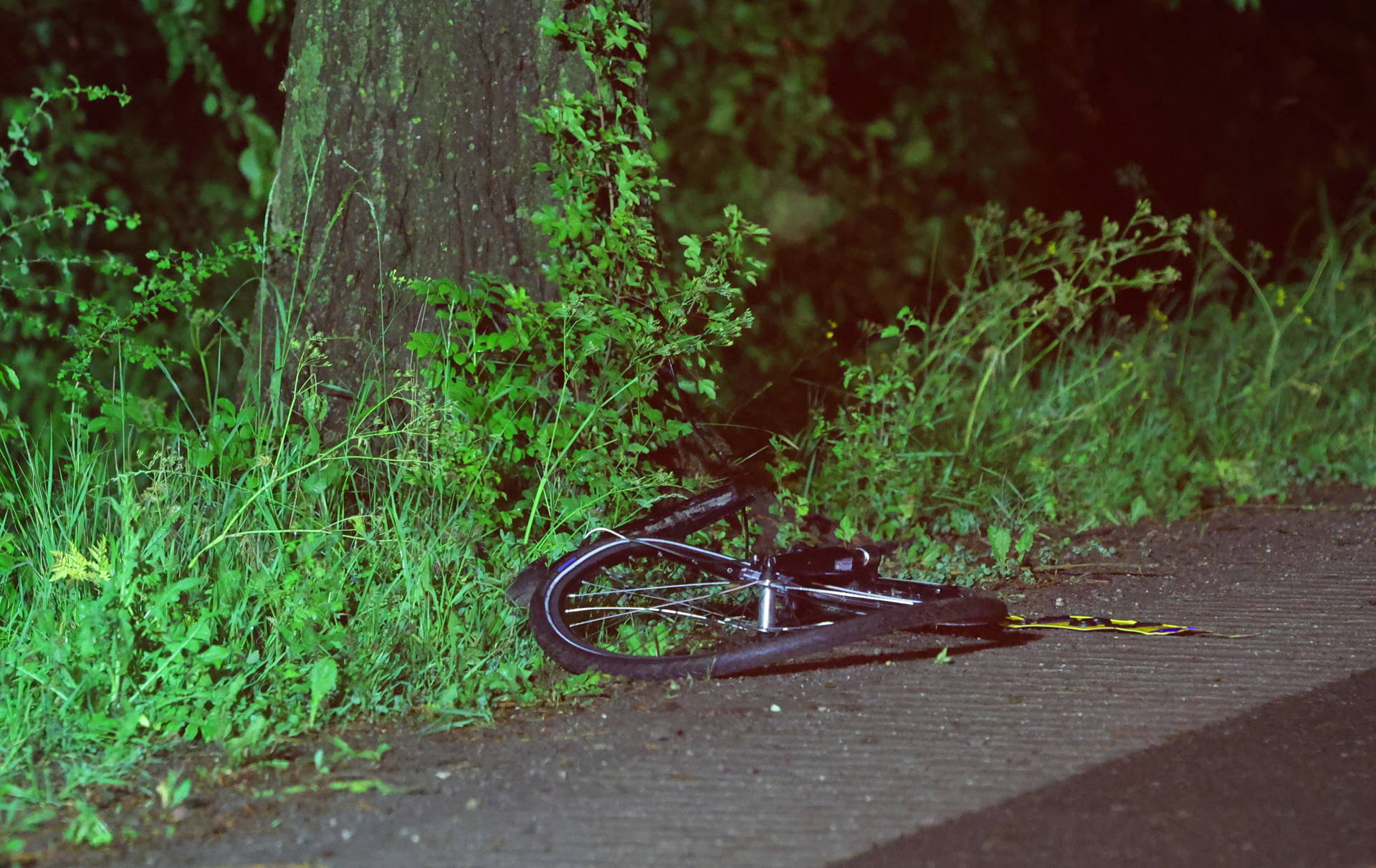 Tieners gewond na aanrijding, automobilist rijdt door