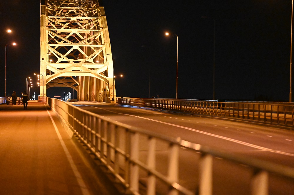 Waalbrug paar uur dicht, omdat vrouw van brug dreigt te springen