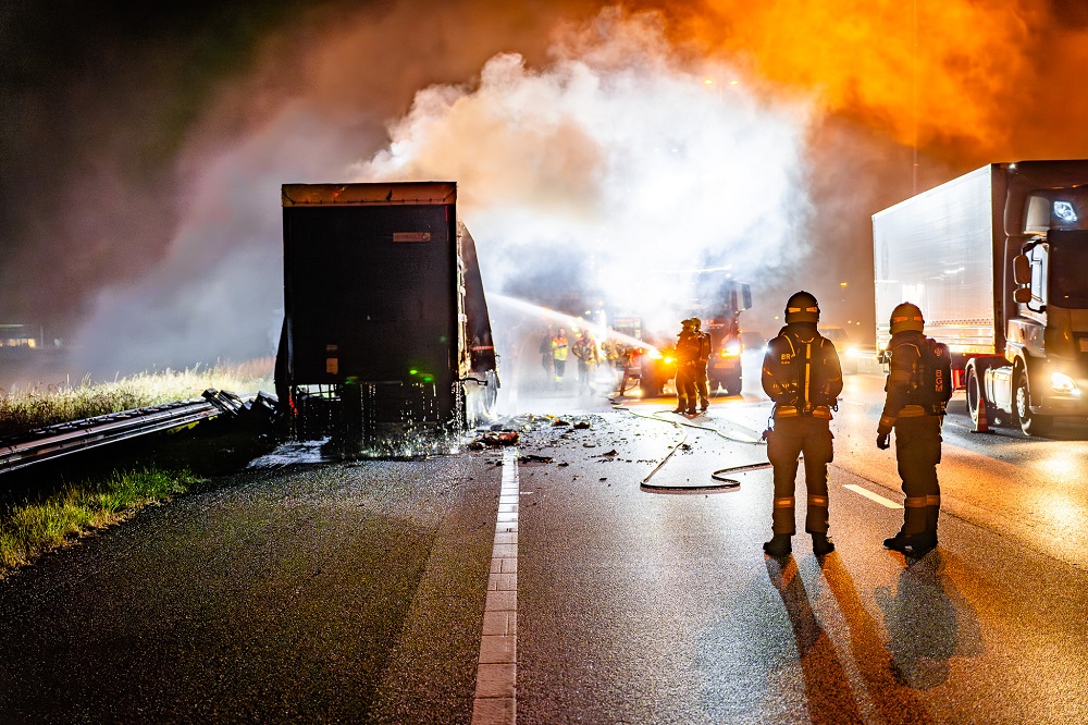 Vrachtwagen vliegt in brand op A50