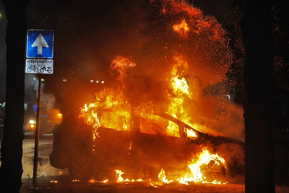 Geparkeerde auto uitgebrand, politie onderzoekt brandstichting