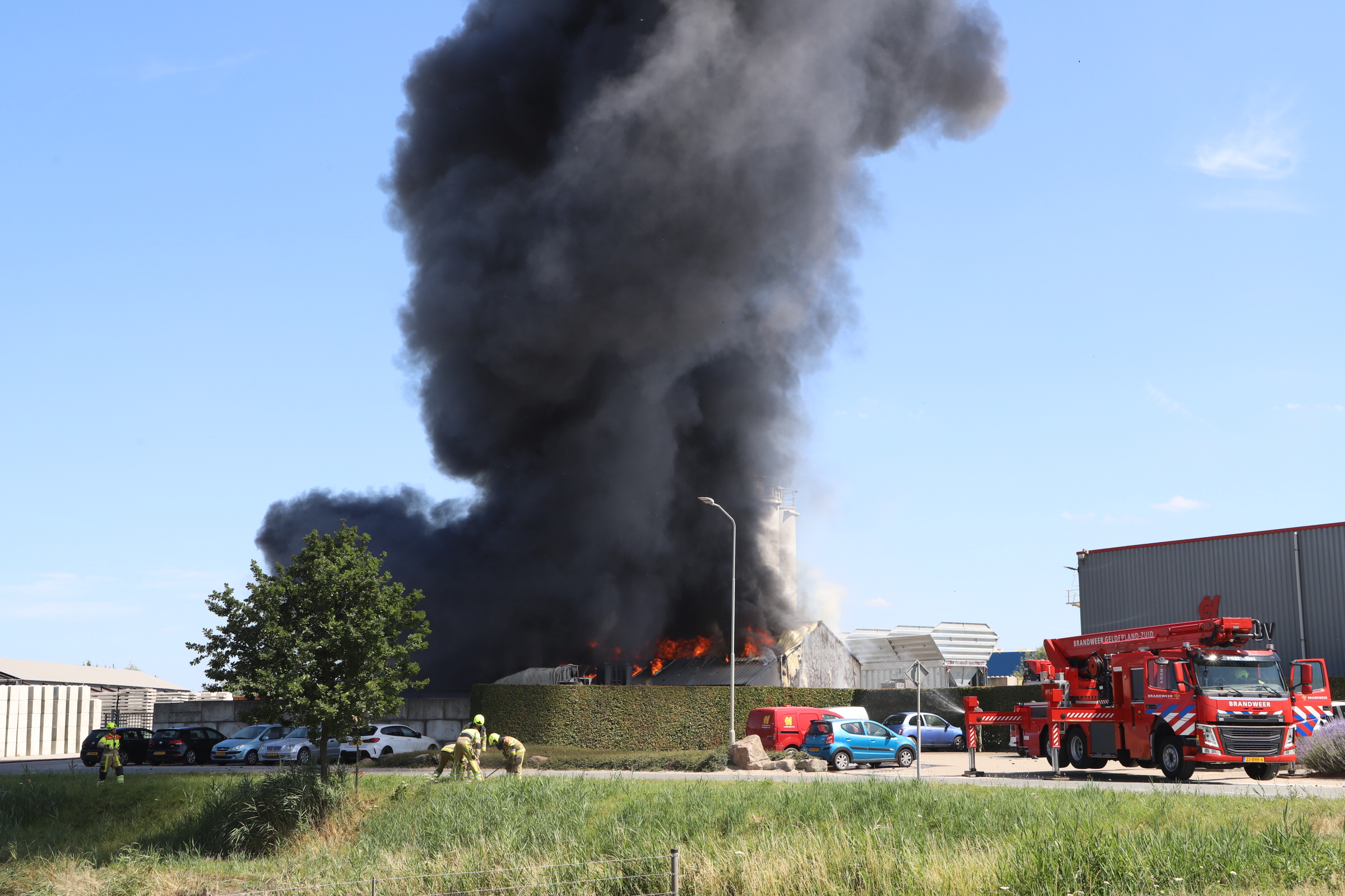 Grote uitslaande brand bij betonfa­briek