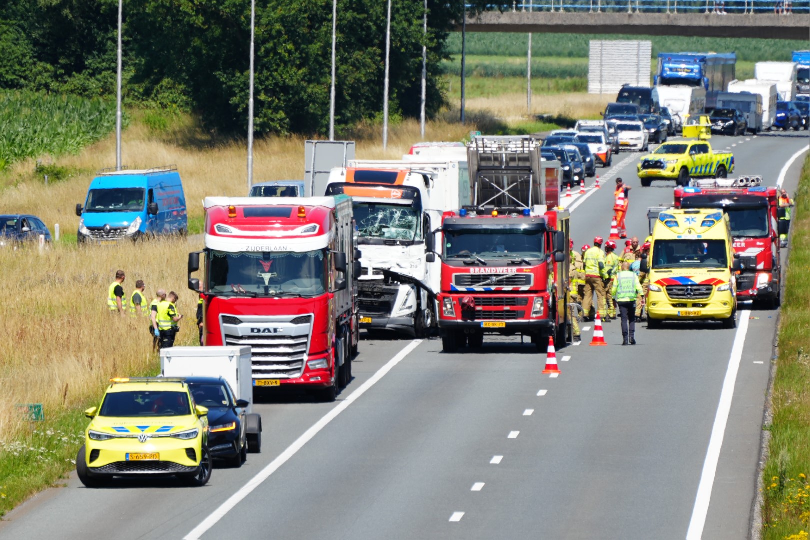 Snelweg dicht na ongeluk met drie vrachtwagens