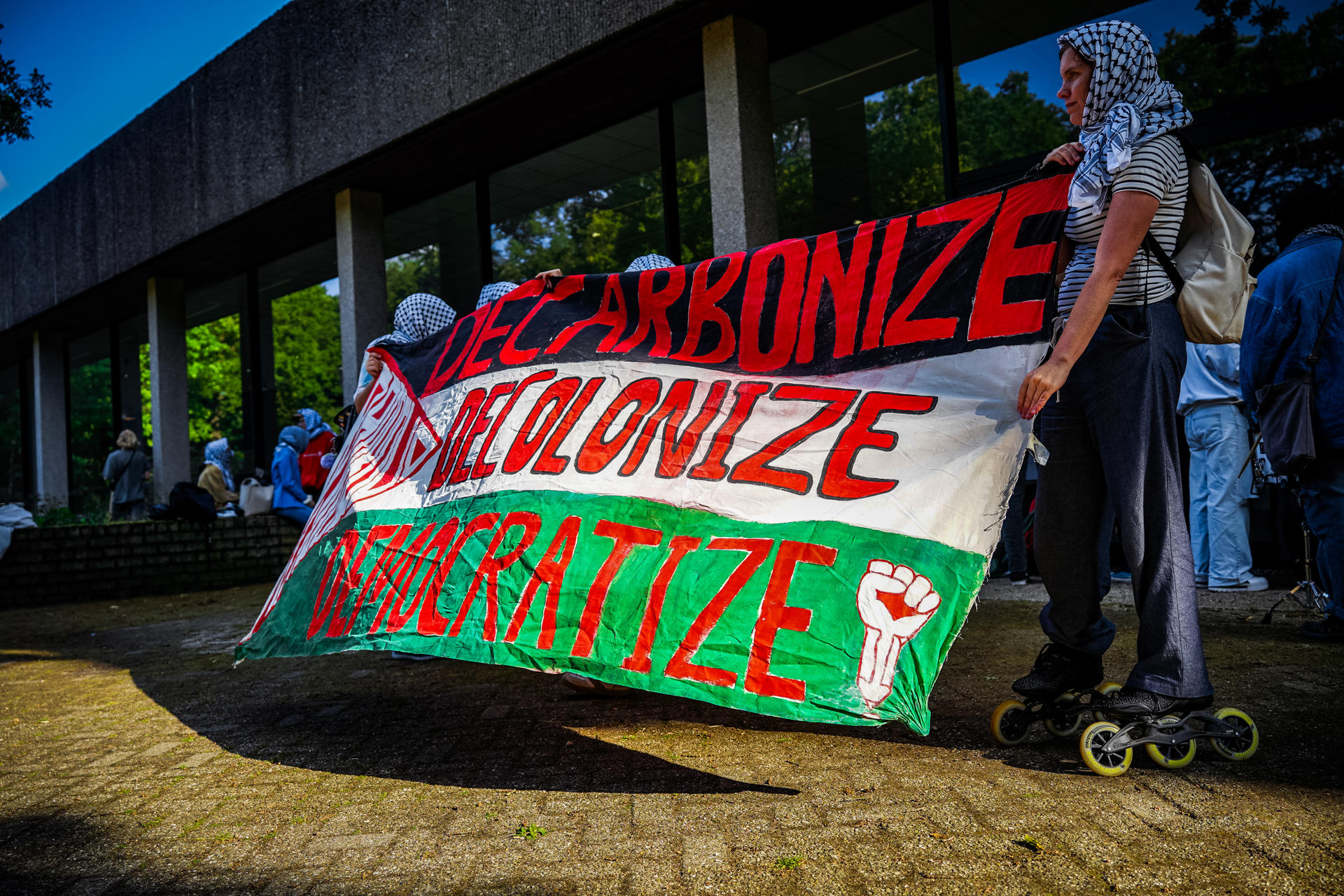 Luid protest bij lezing Israëlische legerwoordvoerder, bijeenkomst gaat door onder verstoring