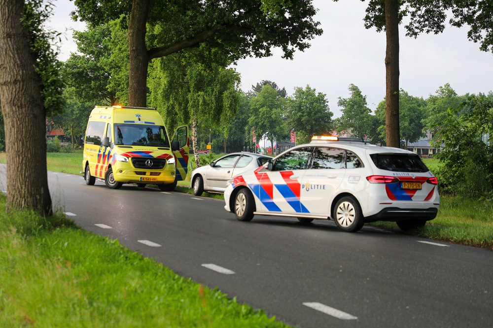 Auto raakt van de weg en botst tegen boom