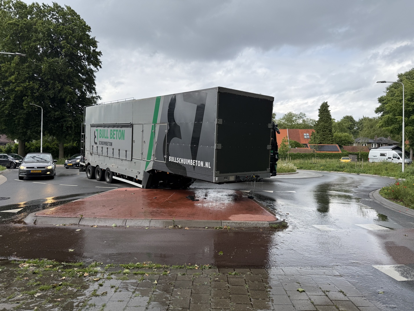 Vrachtwagenchauffeur verliest trailer op rotonde