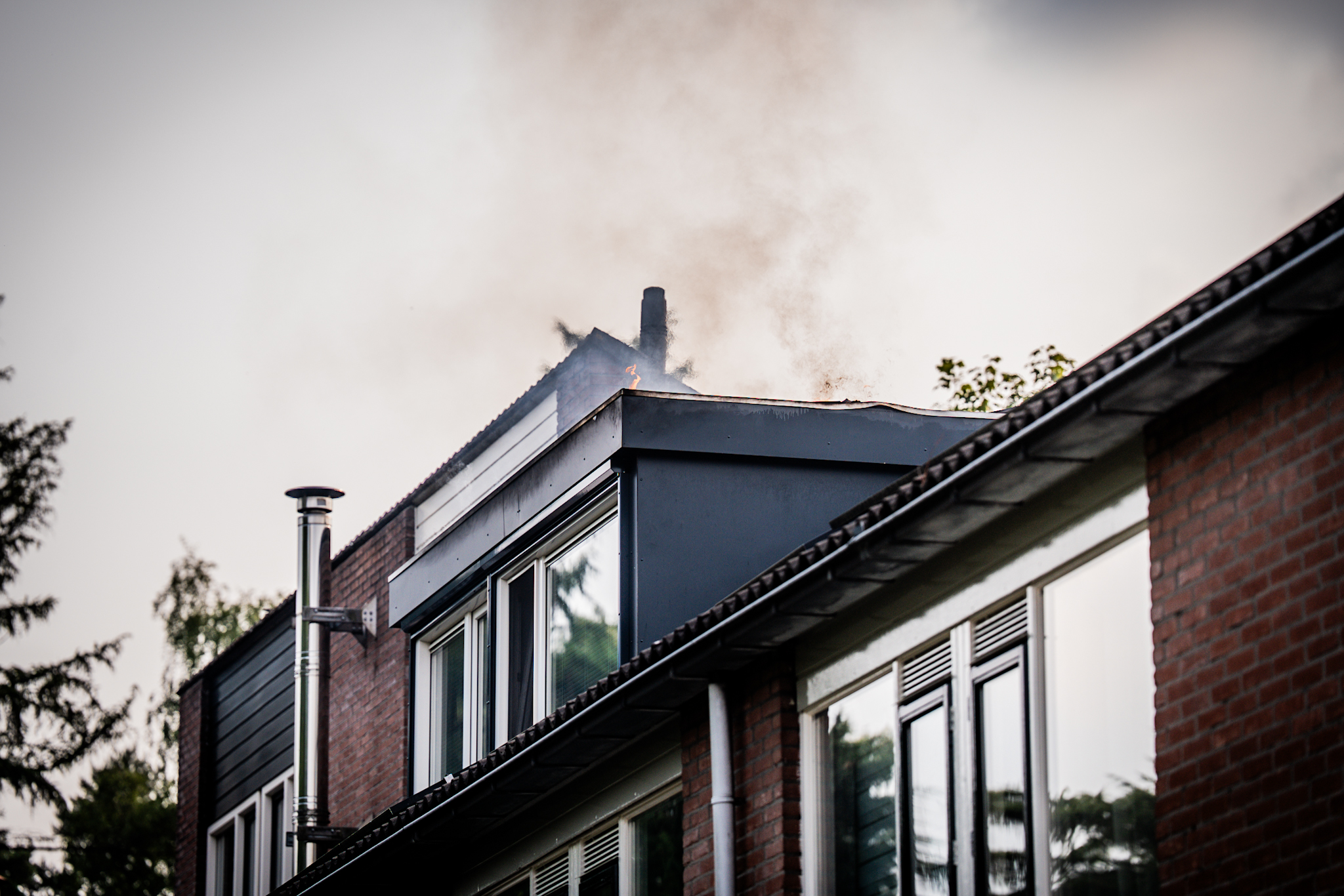 Zonnepanelen vliegen in brand op dak van woning