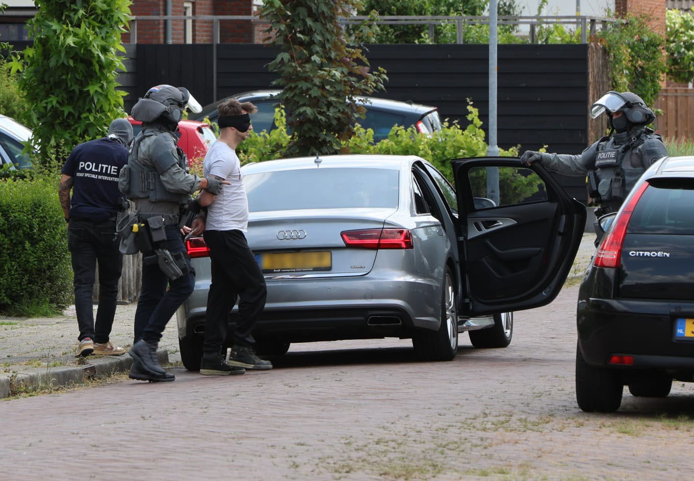 Arrestatieteam doet inval in woning, verdachte aangehouden