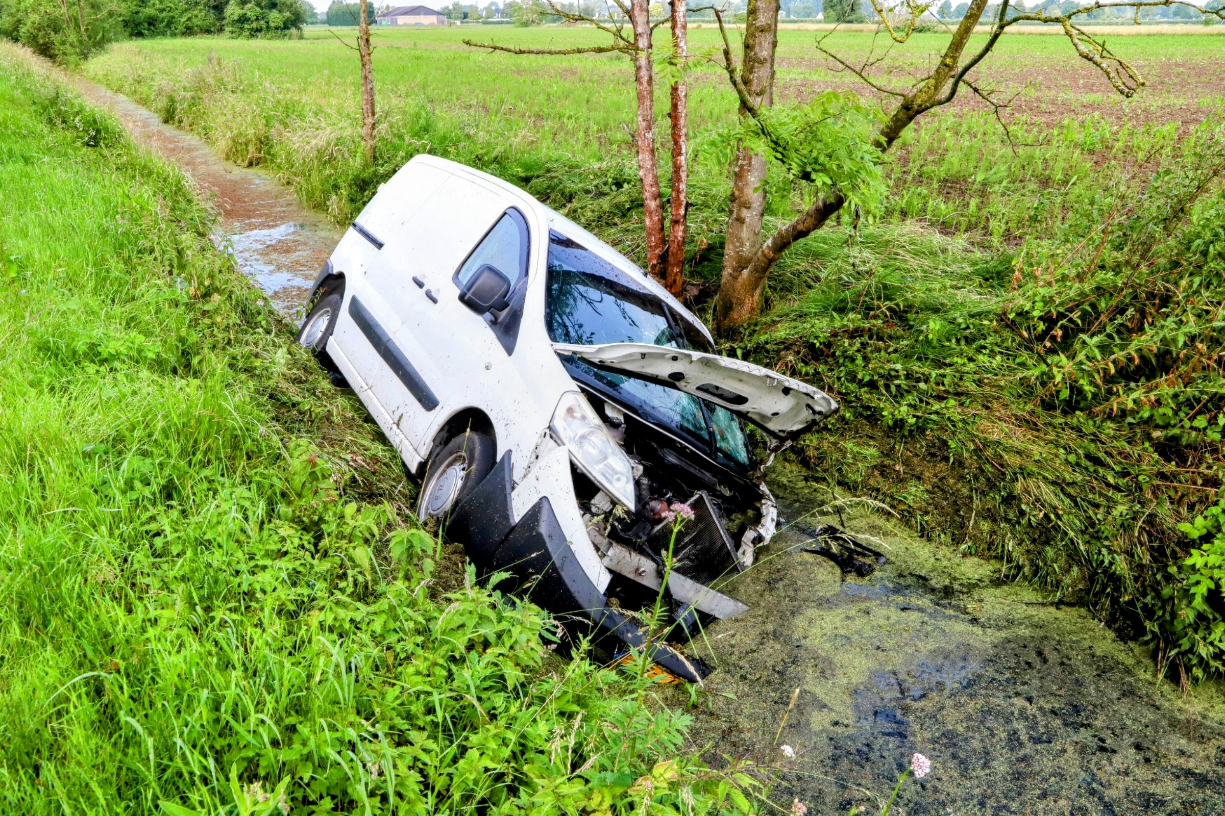 Auto belandt in sloot, bestuurder spoorloos