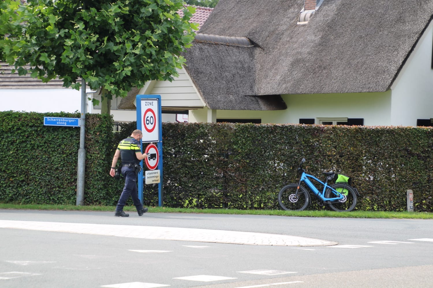 Fietser op een speed-pedelec botst op bakwagen en raakt gewond