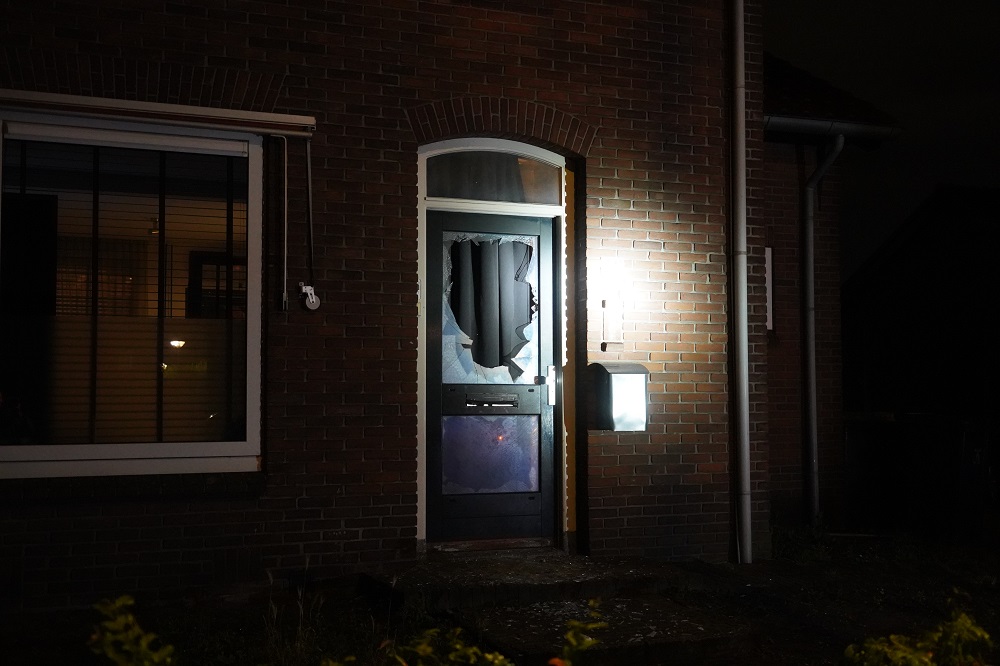 Voordeur van woning verwoest door explosie