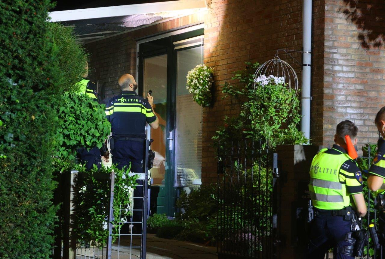 Nachtelijke explosie onder overkapping van woning