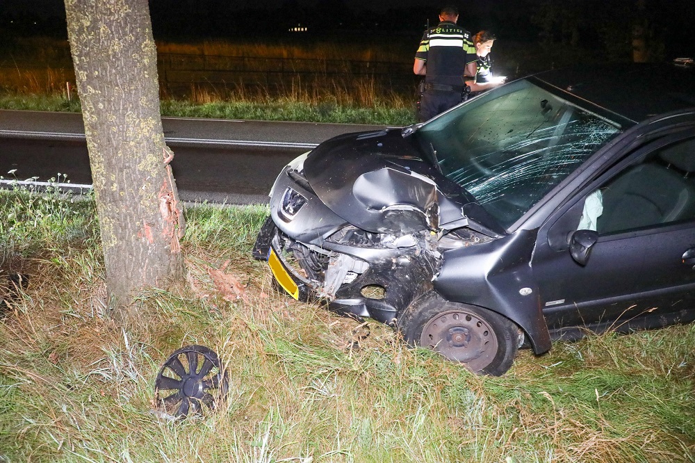 Dronken vrouw botst met auto tegen boom