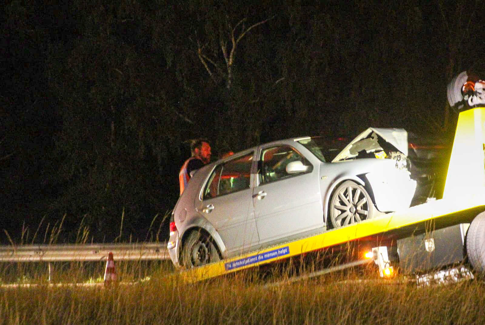 Man en kind gewond door botsing op snelweg