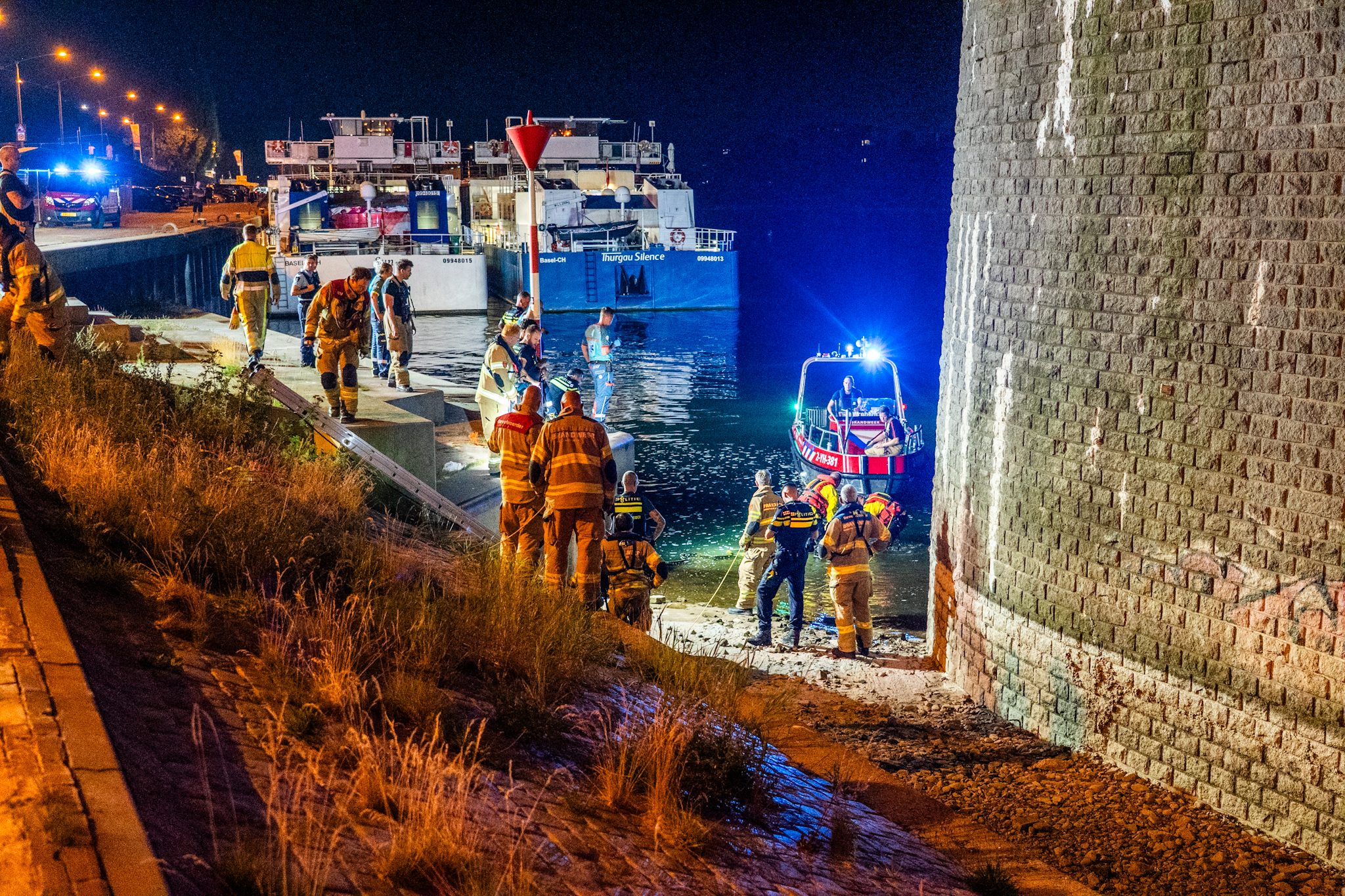 Hulpdiensten uitgerukt voor man die in zwembroek in de Rijn drijft