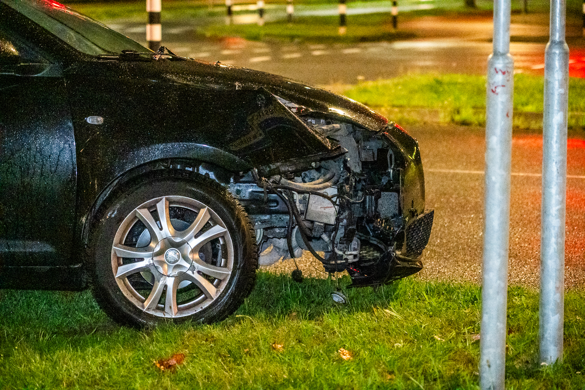 Auto flink beschadigd na botsing tegen paal in Arnhem