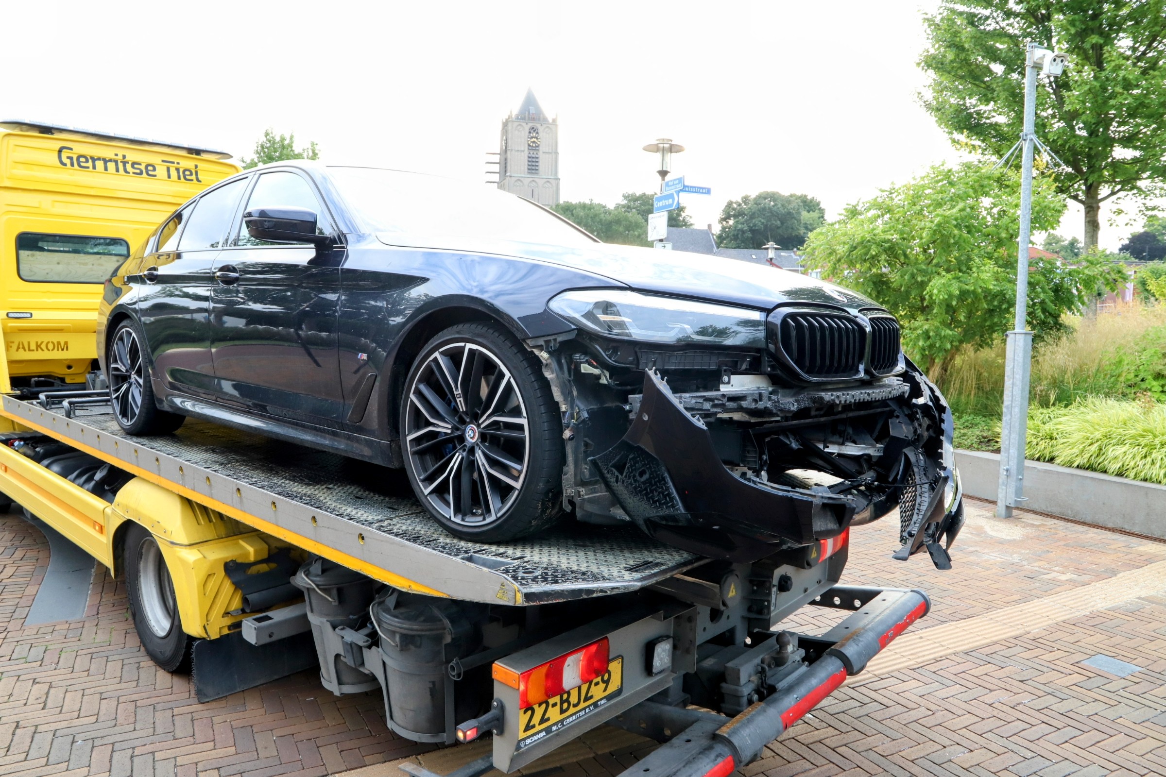 Auto zwaar beschadigd na botsing tegen inzinkbare beveiligingspaal