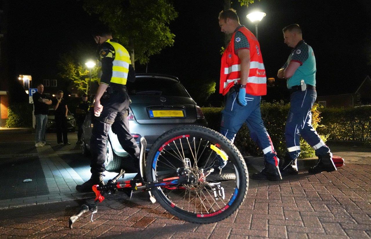 Dronken fietser valt onder auto in slaap na botsing