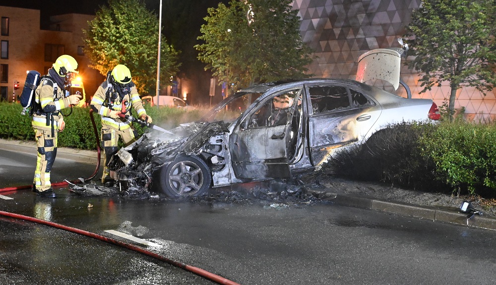 Auto vliegt in brand na ongeval, bestuurder met schrik vrij