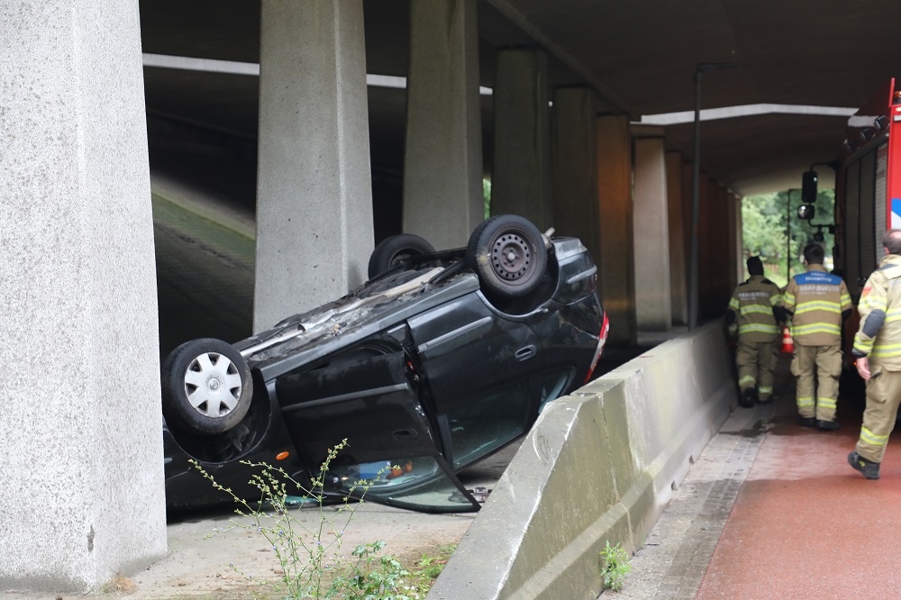 Auto slaat over de kop en belandt tussen pilaren van viaduct