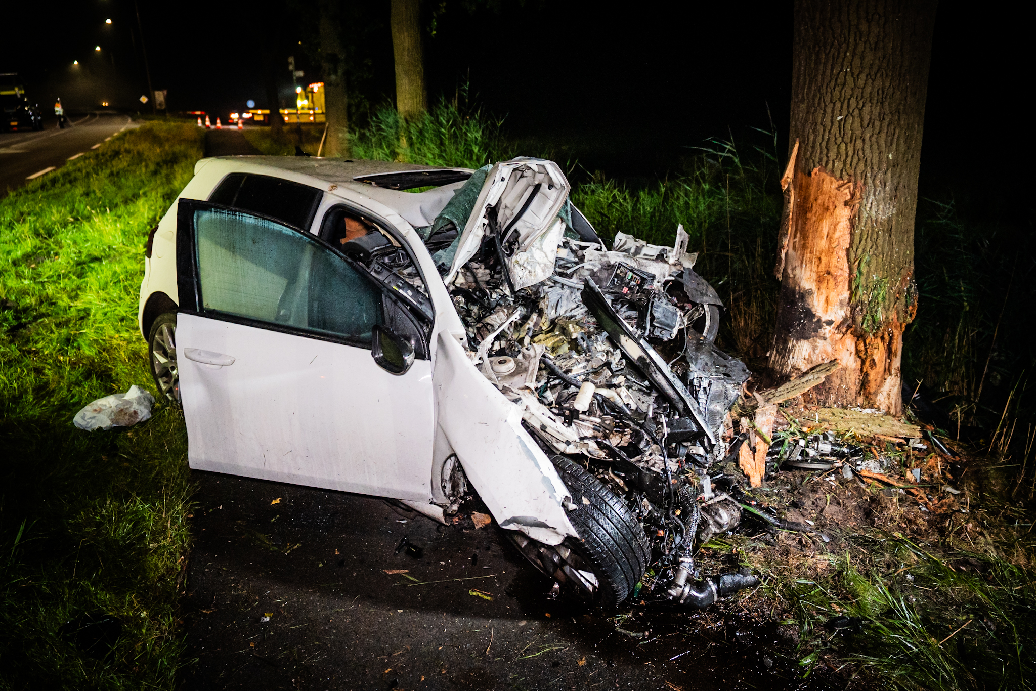 UPDATE: Automobilist (19) overleden door botsing tegen boom