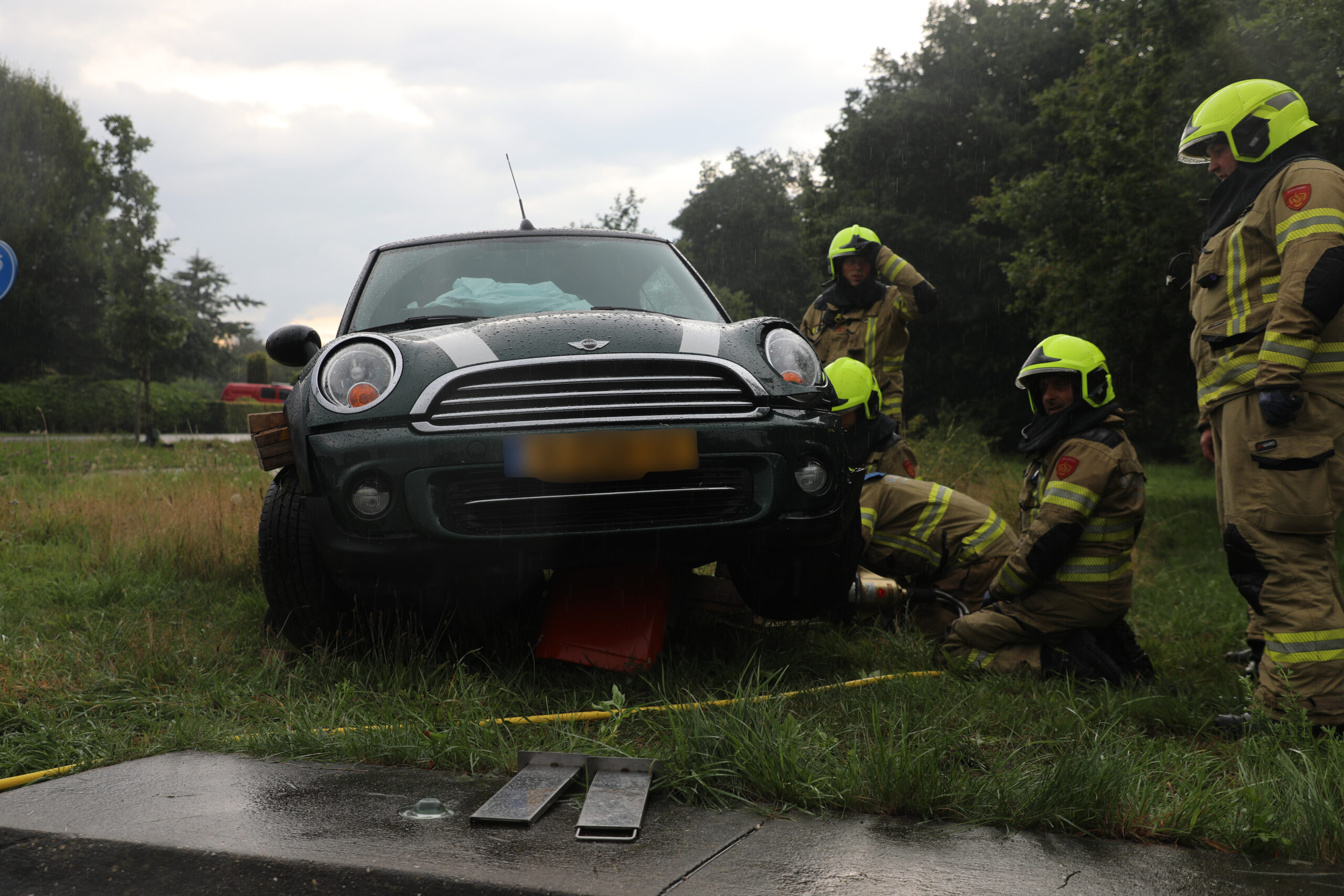Auto belandt op brievenbus na aanrijding