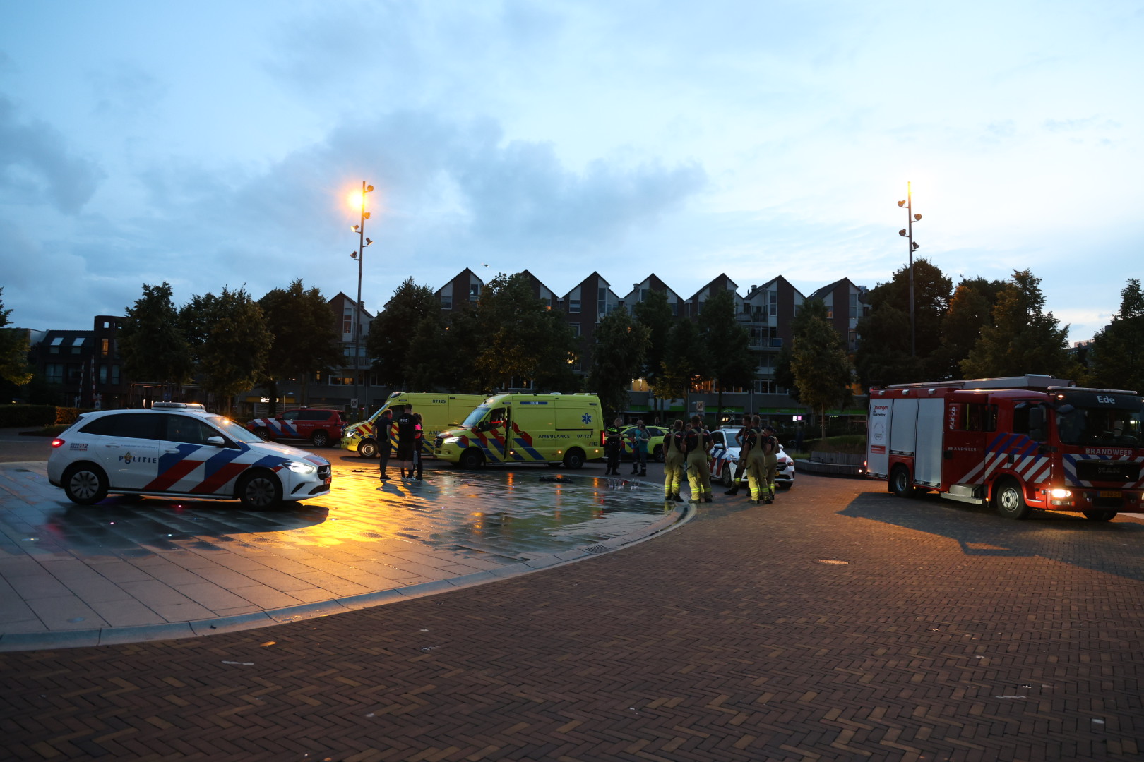 Tientallen omstanders zien persoon in brand in binnenstad