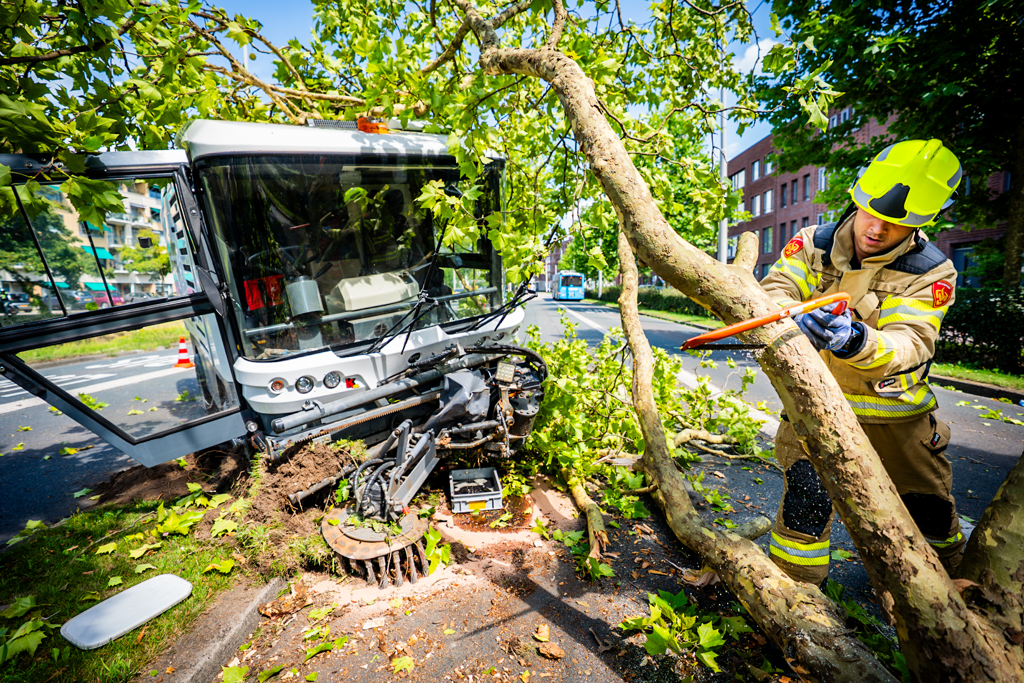Veegmachine botst tegen boom, rijbaan tijdelijk afgesloten