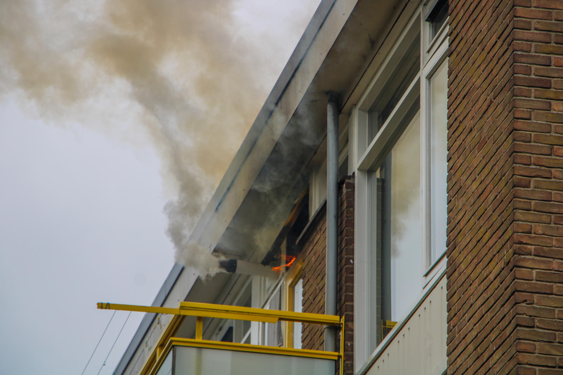 Brand in woning op derde verdieping van portiekflat: zes appartementen ontruimd