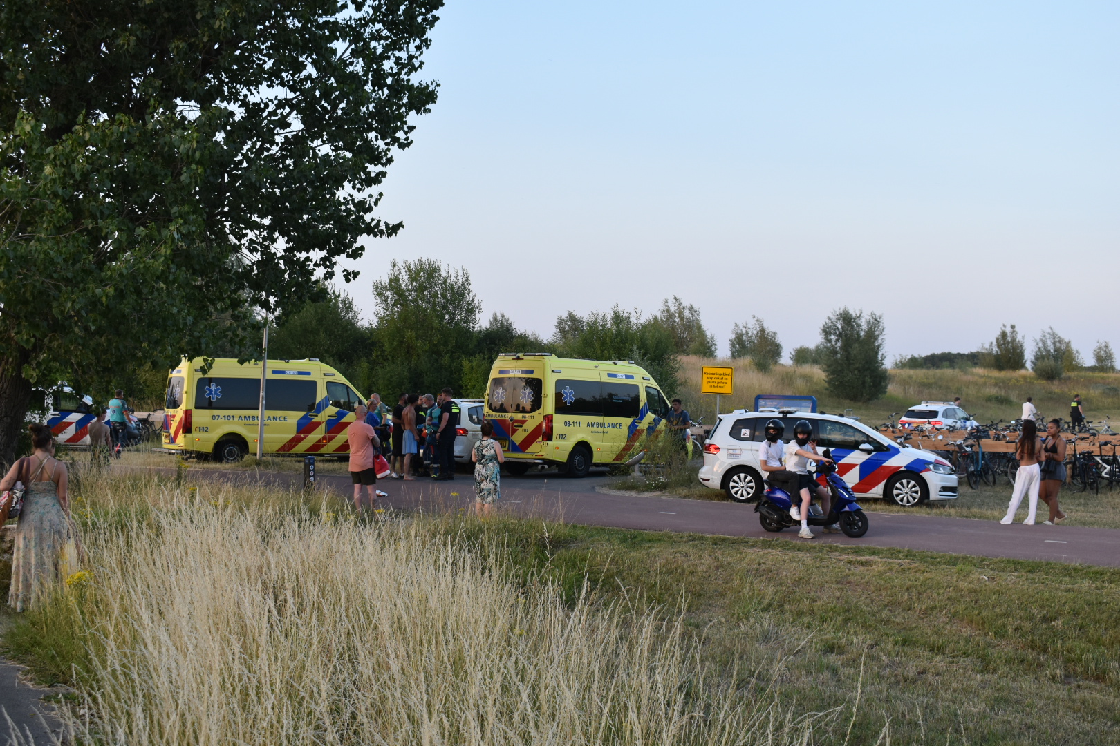 Steekpartij bij zwemplas, slachtoffer in rug gestoken