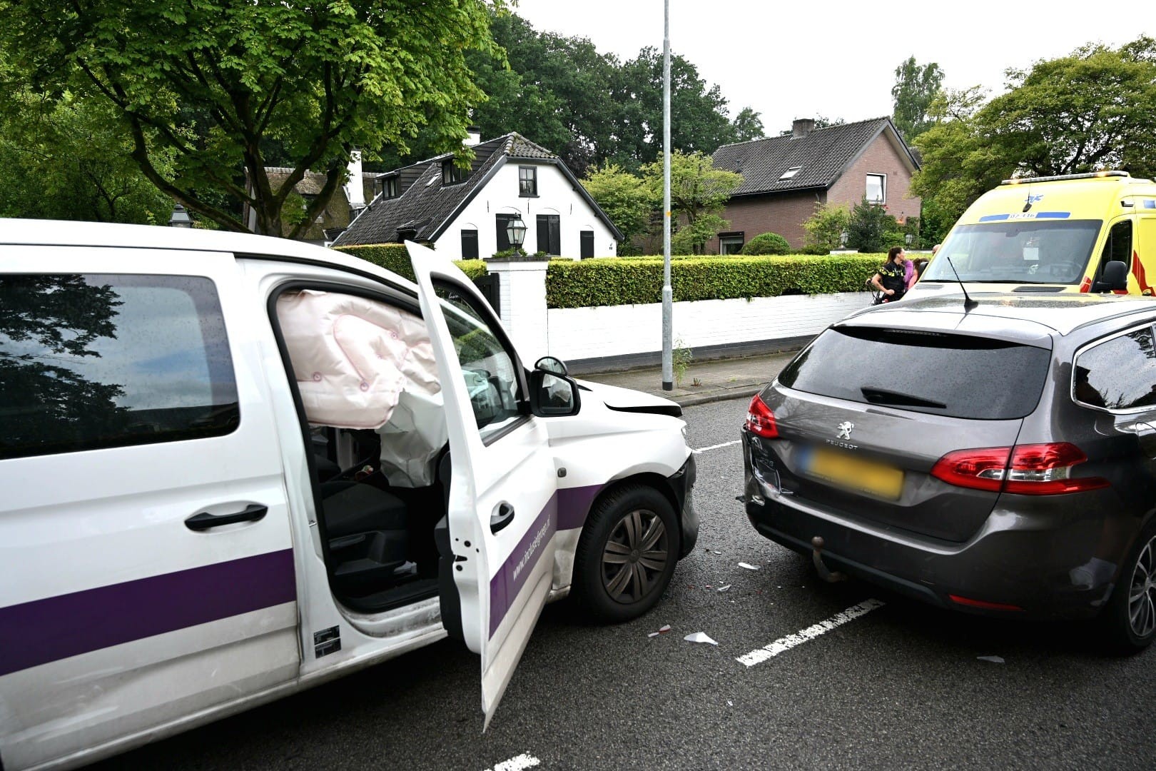 Gewonde bij kop-staartbotsing, weg tijdelijk afgesloten