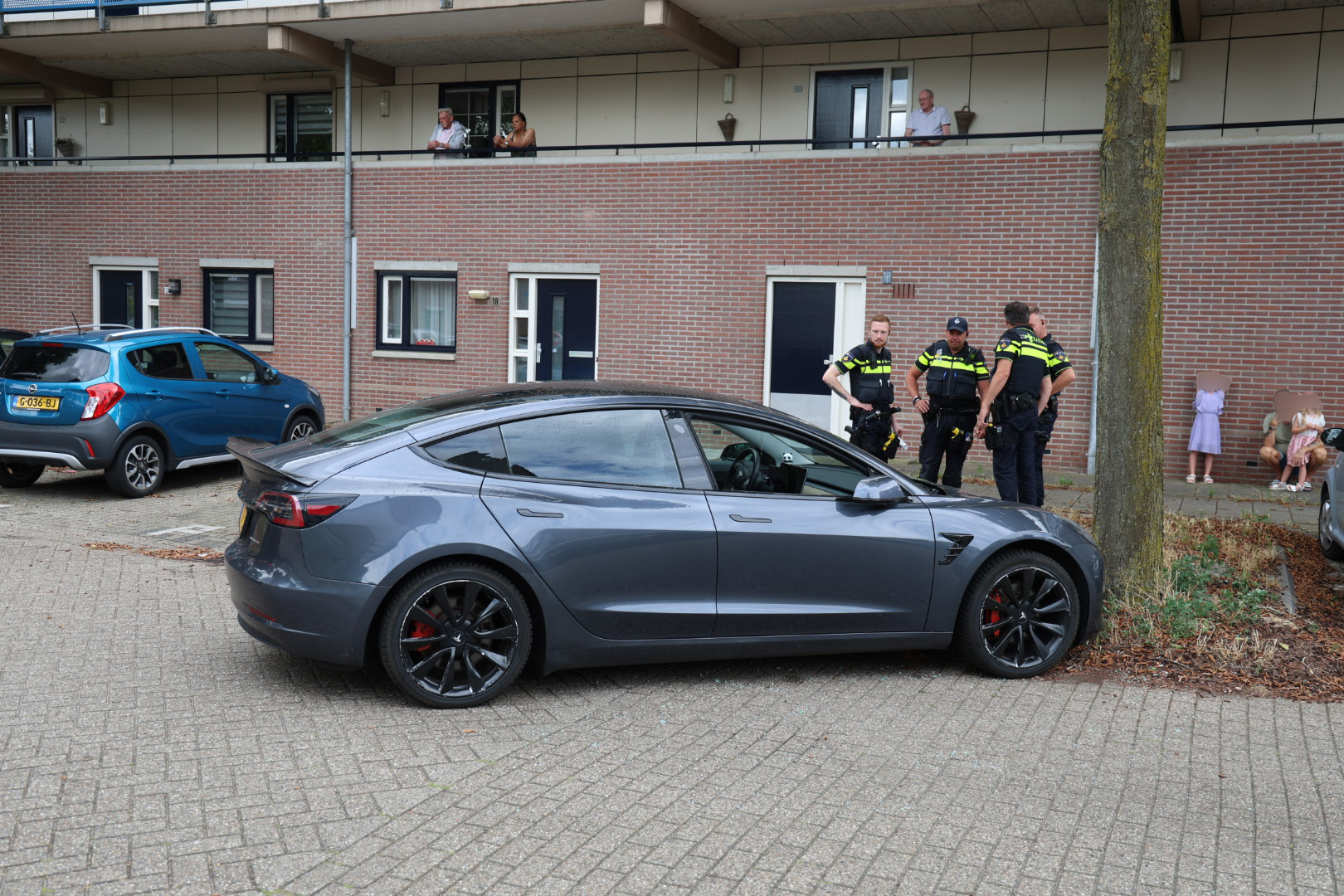 Tesla rijdt woonwijk in met hoge snelheid, bestuurder laveloos aangetroffen