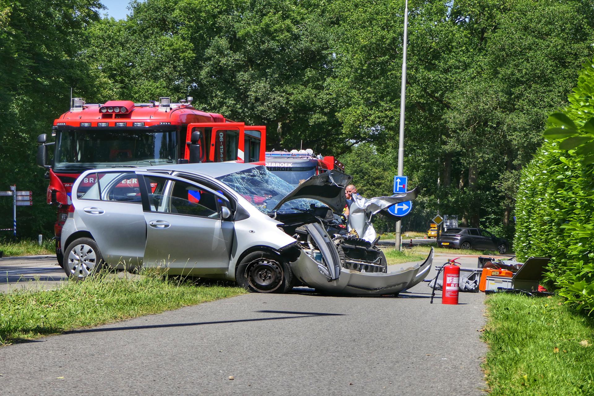 Brandweerwagen botst met auto, inzittende zwaargewond