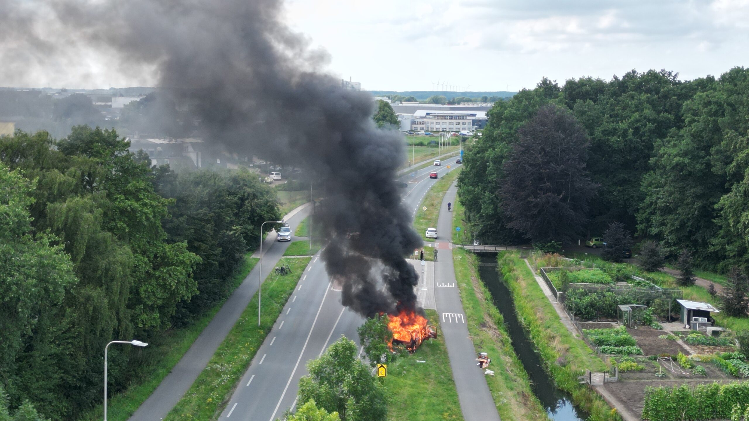 Busje volledig uitgebrand op provinciale weg